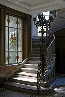Drucke von Kunstvoll gestalteter Bleiglasfenster, eleganter Treppenaufgang, geschnitzter Handlauf, Villa Pauly, Boulevard de la Petrusse 57, Gare, Luxemburg-Stadt Luxemburg Drucke: Kunstvoll gestalteter farbiger Glasfenster.