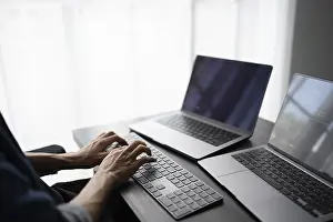 Bilder Datiert 27. August 2024: Asiatischer Mann Software-Engineer Arbeiten am Computer auf Bürotisch für das Schreiben von Programmcode