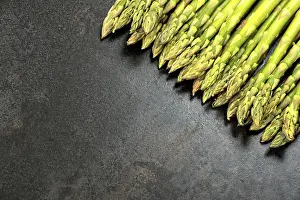 Copy Space Image Drucke: Asparagus on rustic table with copy space