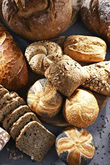 Empty Bakery Display Case Drucke: Assorted bakery products including loafs of bread and rolls