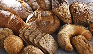 Diverse Baked Goods Drucke: Assorted bakery products including loafs of bread and rolls