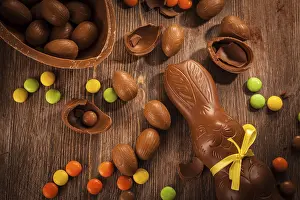 Christian Tradition Image Drucke: Assorted chocolate for Easter on wooden background