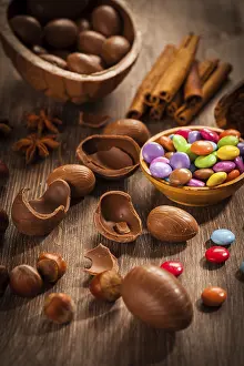 Easter Food Photography Drucke: Assorted chocolate eggs for Easter on wooden background