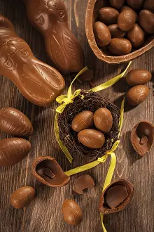 Easter Chocolate Eggs Drucke: Assorted chocolate eggs for Easter on wooden background