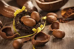 Decorative Easter Egg Arrangement Drucke: Assorted chocolate eggs for Easter on wooden background