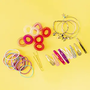 Cosmetic Product Display Drucke: Assorted hair accessories