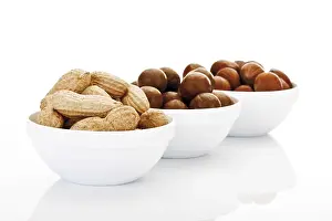 Assorted Nuts Drucke: Assorted nuts in ceramic bowls