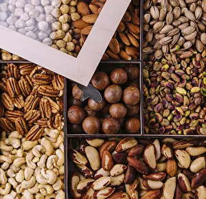 Assorted Nuts Drucke: Assorted nuts in a wooden box