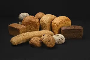 Grain Varieties Drucke: Assortment of artisan bread made of different types of grain with different shapes