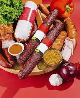 Fresh Vegetable Images Drucke: Assortment of various sausages