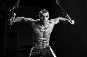 Healthy Lifestyle Image Drucke: The athlete pulls himself up on the gymnastic rings
