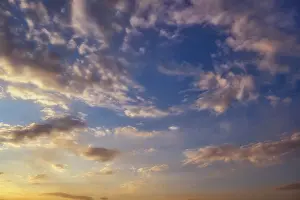 Overcast Evening Atmosphere Drucke: Atmospheric cloud formation at sunset