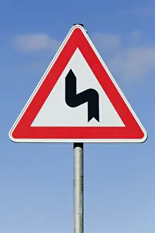 Blue Traffic Sign Drucke: Attention sharp turn