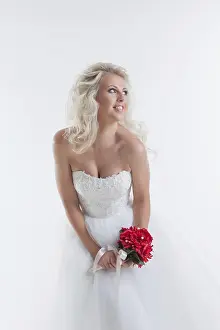 Attractive Model Drucke: Attractive model posing in wedding attire
