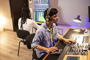 Studio Recording Session Drucke: Two audio engineers work in a recording studio