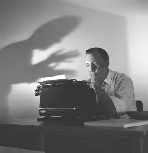 Ein Autor an seinem Schreibtisch 1953.