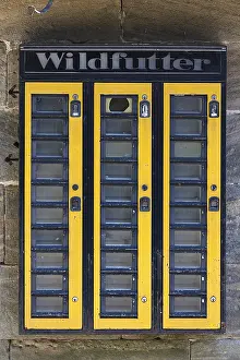 Bavaria Wildlife Park Drucke: Automatic feeder in front of a game park