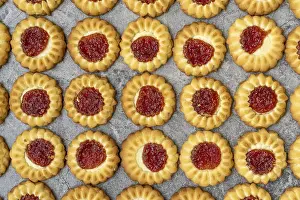 Baked Goods At Home Drucke: Background of cookies with a jam center
