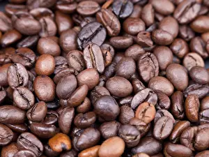 Coffee Bean Images Drucke: Background from many roasted coffee beans