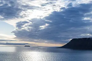 Franz Josef Land Archipelago Drucke: Backlight of flat table mountains covered with ice