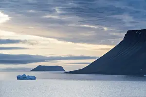 Franz Josef Land Archipelago Drucke: Backlight of flat table mountains covered with ice