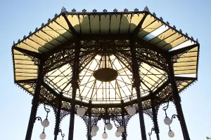 Drucke von Hintergrundbeleuchtung, oktogonaler Pavillon, Detail, Parco Maestranze, Park, Villa Bellini, Catania, Altstadt, Barocke Altstadt , Ostküche , Sizilien , Italien Sizilianische Barockarchitektur Drucke: Hintergrundbeleuchtung, oktogonaler Pavillon, Detail.