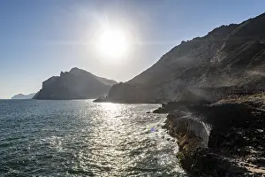 Deserted Rocky Coast Drucke: Backlight of the rugged cliffs north of Mughsail beach