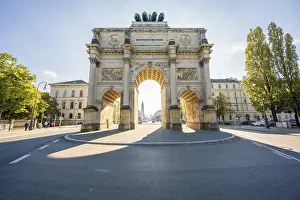 Neoclassical Architecture Munich Drucke: Backlight shot, Siegestor on LeopoldstraBe