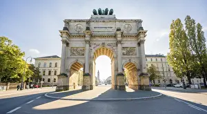 Neoclassical Buildings Germany Drucke: Backlight shot, Siegestor on LeopoldstraBe