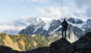 Active Woman In Nature Drucke: Backlit hiker looking into the distance