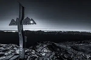 Deserted Mountain Valley Scene Drucke: Backlit summit cross of the Lyfispitze