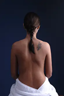 Brown Haired Woman Drucke: Backside