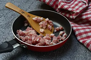 Pork Meat Nutrition Drucke: Bacon, bacon cubes in pan