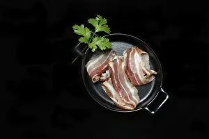 Plain Background Copy Space Drucke: Bacon strips in pans