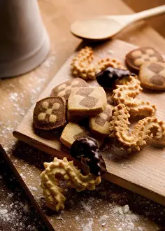 Unhealthy Sweets Drucke: Baking biscuits, board with various biscuits in kitchen