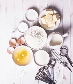 White Table Setup Drucke: Baking ingredients for pastry on the white table