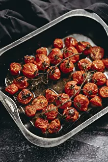 Flat Lay Food Photography Drucke: Baking tray with roasted cherry tomatoes with garlic