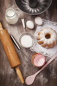Kitchen Utensils Drucke: Baking utensils with marble cake