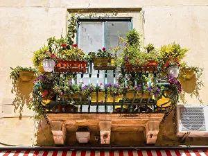 Drucke von Balkon mit bunten Blumen, Piazza Duomo, historisches Zentrum, Taormina, Sizilien, Italien Taormina Drucke: Balkon mit farbenfrohen Blumen geschmückt.