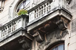 Havana Architecture Drucke: Balcony of the old building close up