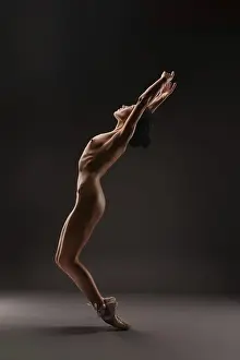 Ballet Dancer Pose Drucke: A ballet dancer showcases an elegant pose