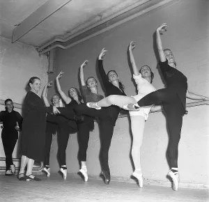 Black And White Ballet Photos Drucke: Ballet school in the 1940s