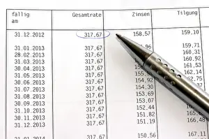 Studio Shot Of A Pen Drucke: A ballpen lying on a contract