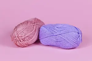 Handmade Crafts Drucke: Two balls of wool on pink background