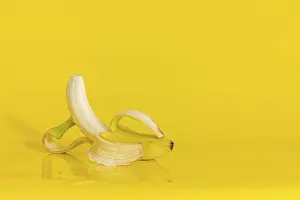 Deserted Fruit Stand Drucke: Banana in position