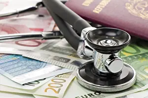Paper Money Transactions Drucke: Banknotes with stethoscope