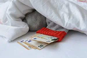 Euro Currency Drucke: Banknotes in stocking under duvet