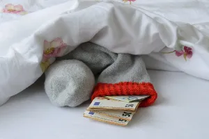 Euro Note Payment Transaction Drucke: Banknotes in stocking under duvet