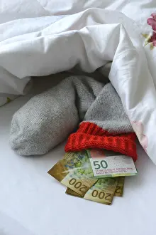 Save Money Symbol Drucke: Banknotes in stocking under duvet