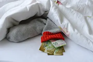 Secure Payment Transaction Drucke: Banknotes in stocking under duvet